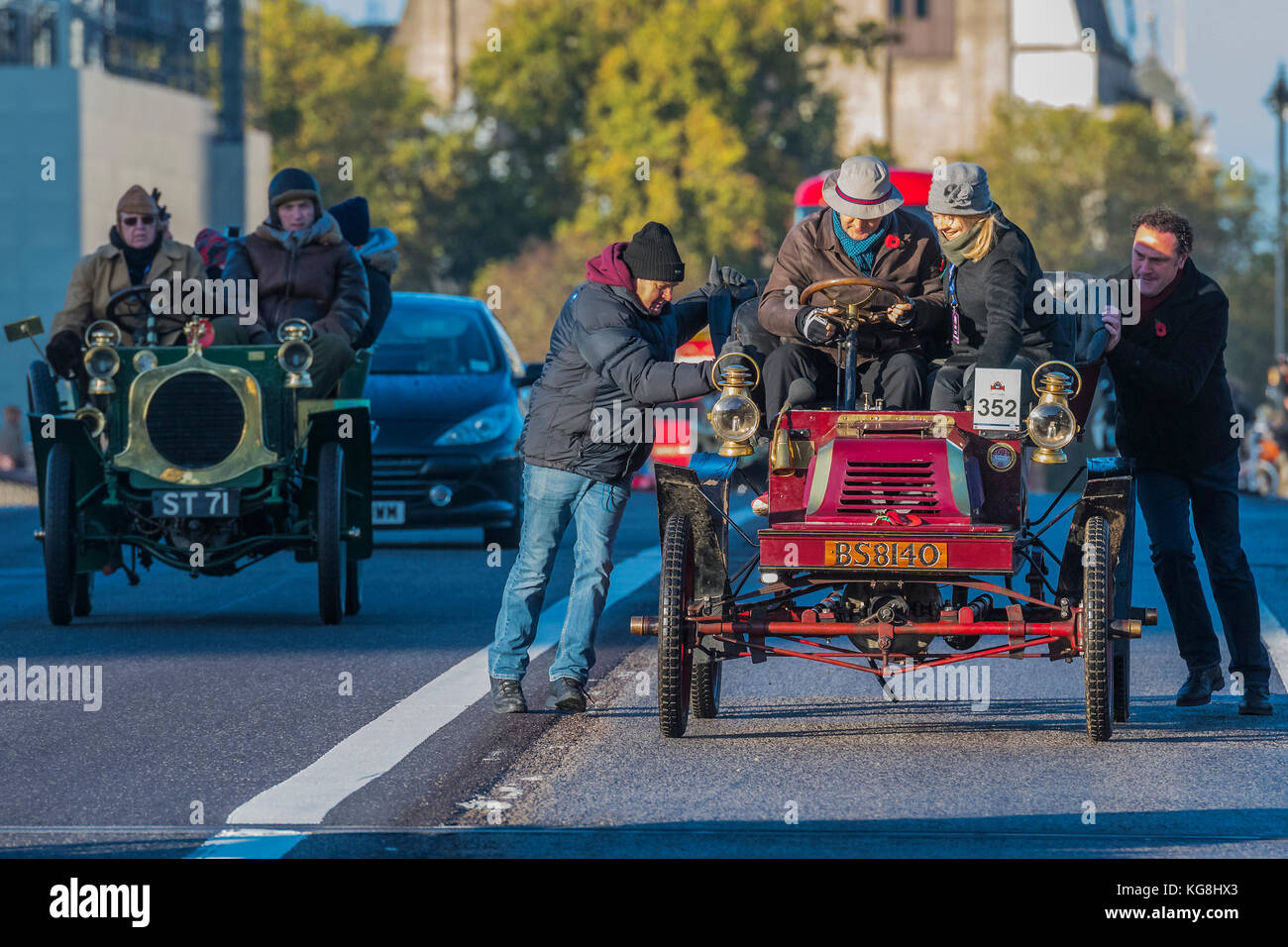 Londres, Royaume-Uni. 5 novembre, 2017. Une autre voiture tombe en panne sur le pont de Westminster et obtient un push start de spectateurs - Le Londres à Brighton Veteran Car Run, qui date de 1927, a été créée pour commémorer l'Émancipation de 1896, qui a célébré la nouvelle liberté d'automobilistes accordée par l' : abrogation de la Loi sur le drapeau rouge." La Loi a soulevé la limite de vitesse à 14km/h et a supprimé la nécessité d'un homme portant un drapeau rouge à marcher devant les voitures à chaque fois qu'ils ont été entraînés. Crédit : Guy Bell/Alamy Live News Banque D'Images