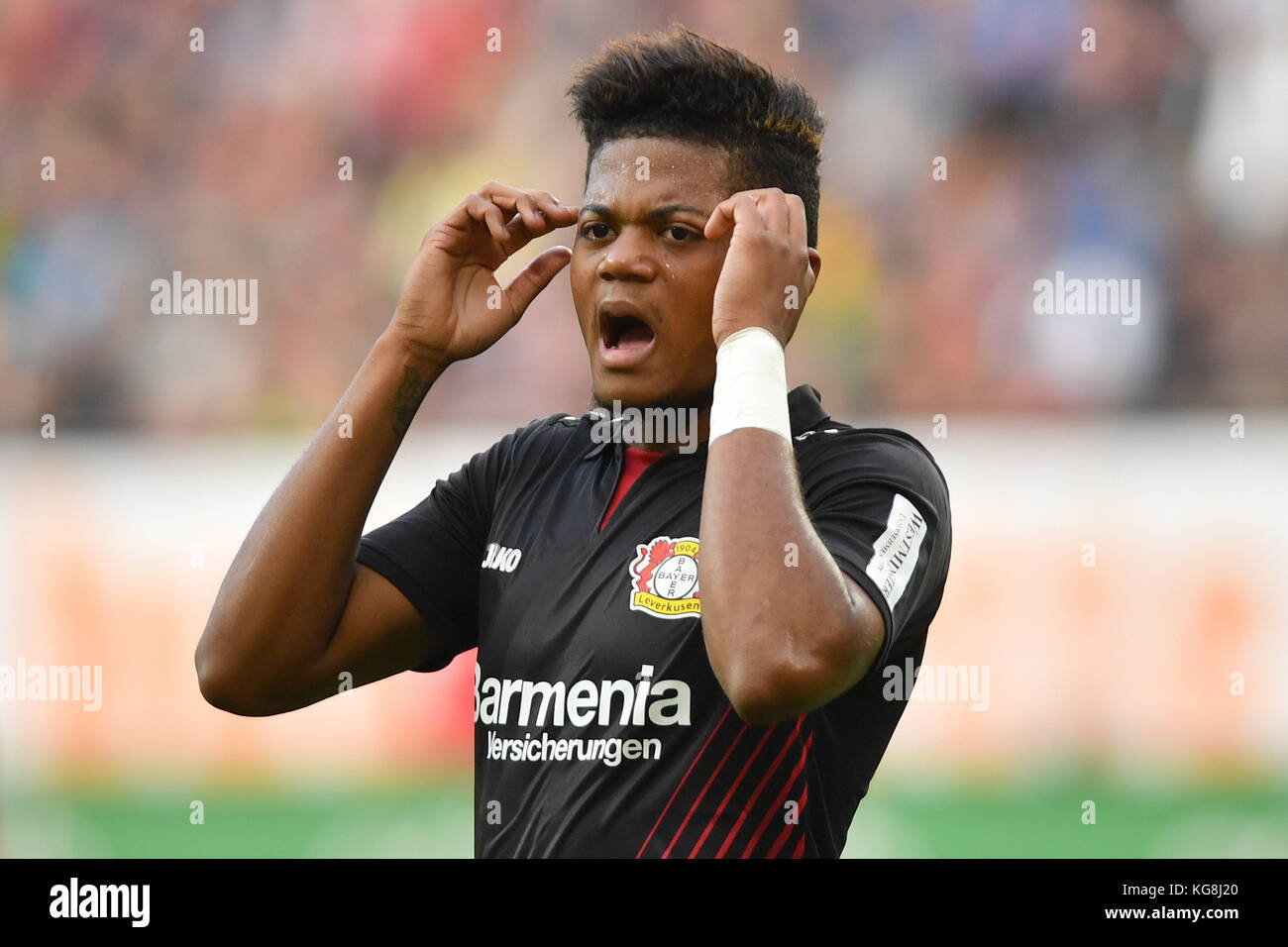 Leon Patrick BAILEY (Bayer Leverkusen), geste, Aktion, Einzelbild, angeschnittenes Einzelmotiv, Halbfigur, Halbe Figur. Fussball 1. Bundesliga, 11. Spieltag, FC Augsburg (A)-Bayer Leverkusen (LEV) 1-1, AM 04.11.2017 in Augsburg/Germany, WWK A R E N A. |utilisation dans le monde entier Banque D'Images