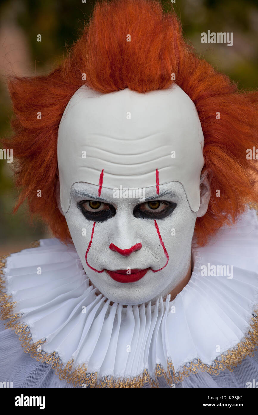 Lucques, ITALIE. 4 novembre 2017. Cosplayer habillé à Lucca comics et jeux 2017. Lucca Comics est l'événement le plus important dédié à la bande dessinée et aux jeux en Italie. Tenue traditionnellement en automne. C'est le plus grand festival de bande dessinée en Europe, et le deuxième plus grand au monde après le Comiket. Le Salone internazionale del Comics s'est tenu à Rome de 1995 à 2005. En 2006, pour le 40e anniversaire du festival, le Salone a fusionné avec Lucca Comics & Games et a déménagé dans le centre-ville de Lucca Credit : camilla66/Alamy Live News Banque D'Images