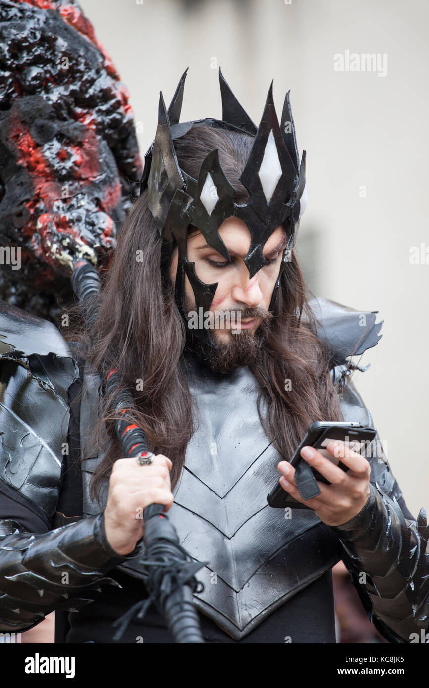 Lucca, Italie. 4 novembre, 2017. cosplayeuse habillée à lucca comics and games 2017. lucca comics est l'événement le plus important consacré à la bande dessinée et des jeux en Italie. traditionnellement tenu à l'automne. C'est le plus grand festival de BD en europe, et le deuxième plus grand au monde après le comiket. Le Salone Internazionale del comics s'est tenue à Rome de 1995 à 2005. En 2006, pour le 40e anniversaire du festival, le Salone fusionné avec Lucca Comics & Games et ramené en centre-ville de Lucca : crédit camilla66/Alamy live news Banque D'Images