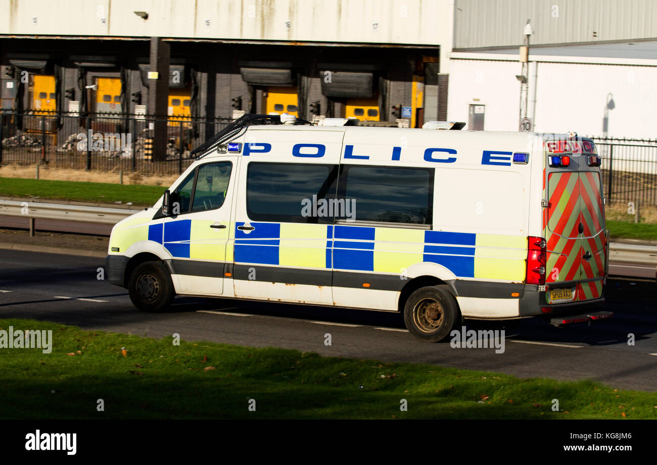 Tayside, Dundee, Ecosse, Royaume-Uni. 5 novembre, 2017. Un convoi de voitures et fourgons de police l'Ecosse avec sirènes hurlantes et de feux bleus clignotants accélérant le long de la Kingsway West à deux voies dans la poursuite de deux incidents causant des automobilistes par une conduite insouciante et sortir de leur voiture windows porte la tenue des panneaux avec des slogans inappropriés à Dundee, Royaume-Uni. Crédits : Dundee Photographics/Alamy Live News Banque D'Images