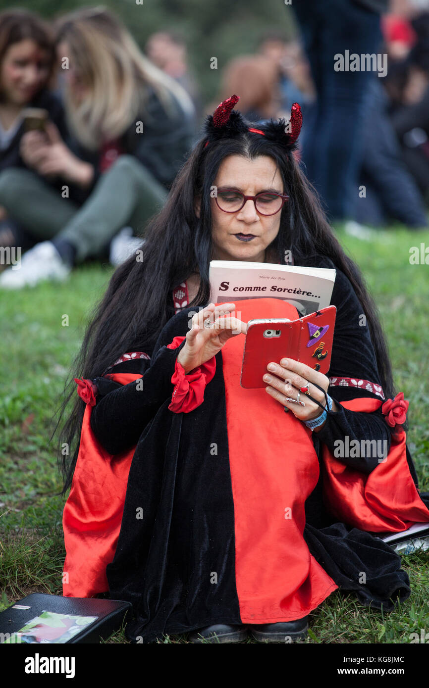 Lucques, ITALIE. 4 novembre 2017. Cosplayer habillé à Lucca comics et jeux 2017. Lucca Comics est l'événement le plus important dédié à la bande dessinée et aux jeux en Italie. Tenue traditionnellement en automne. C'est le plus grand festival de bande dessinée en Europe, et le deuxième plus grand au monde après le Comiket. Le Salone internazionale del Comics s'est tenu à Rome de 1995 à 2005. En 2006, pour le 40e anniversaire du festival, le Salone a fusionné avec Lucca Comics & Games et a déménagé dans le centre-ville de Lucca Credit : camilla66/Alamy Live News Banque D'Images