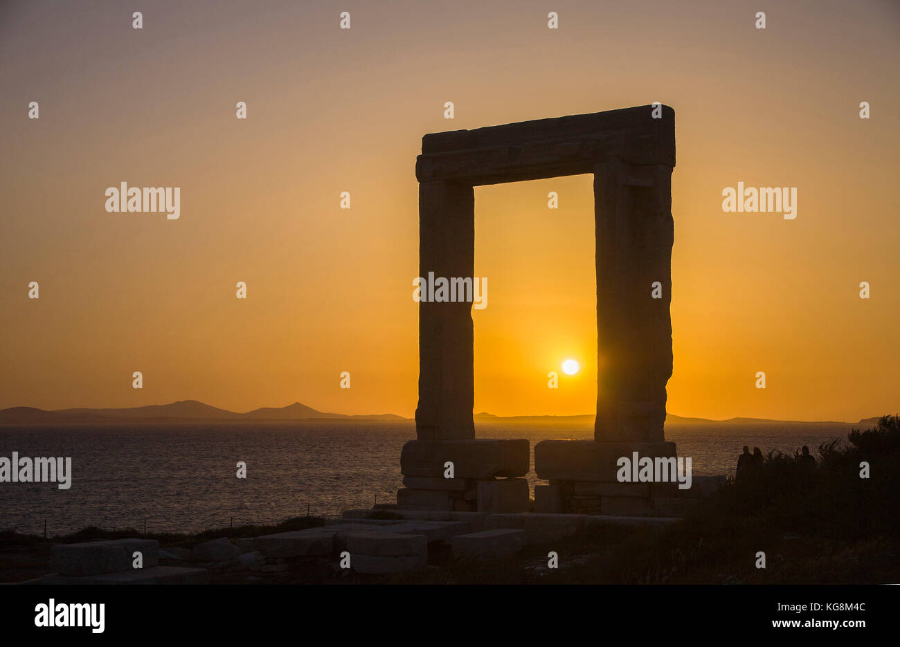 Portara de Naxos au coucher du soleil, vue de l'île de Naxos, Cyclades, Mer Égée, Grèce Banque D'Images