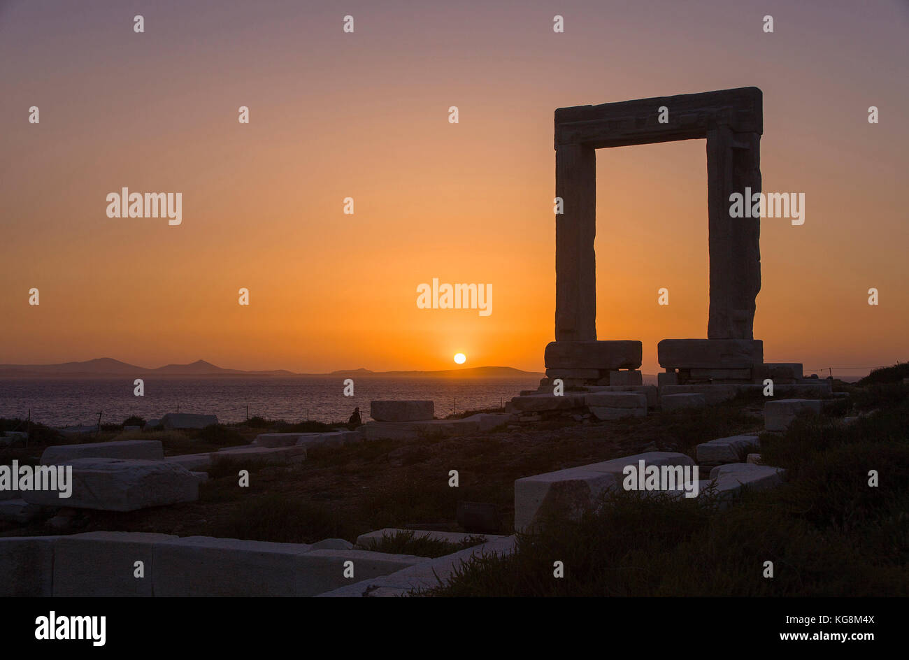 Portara de Naxos au coucher du soleil, vue de l'île de Naxos, Cyclades, Mer Égée, Grèce Banque D'Images