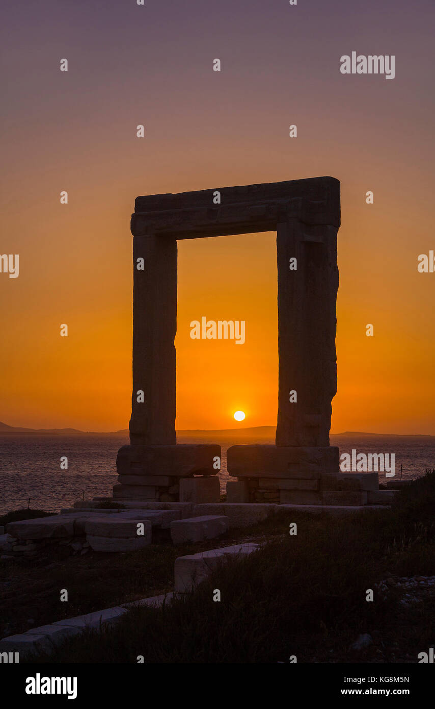 Portara de Naxos au coucher du soleil, vue de l'île de Naxos, Cyclades, Mer Égée, Grèce Banque D'Images