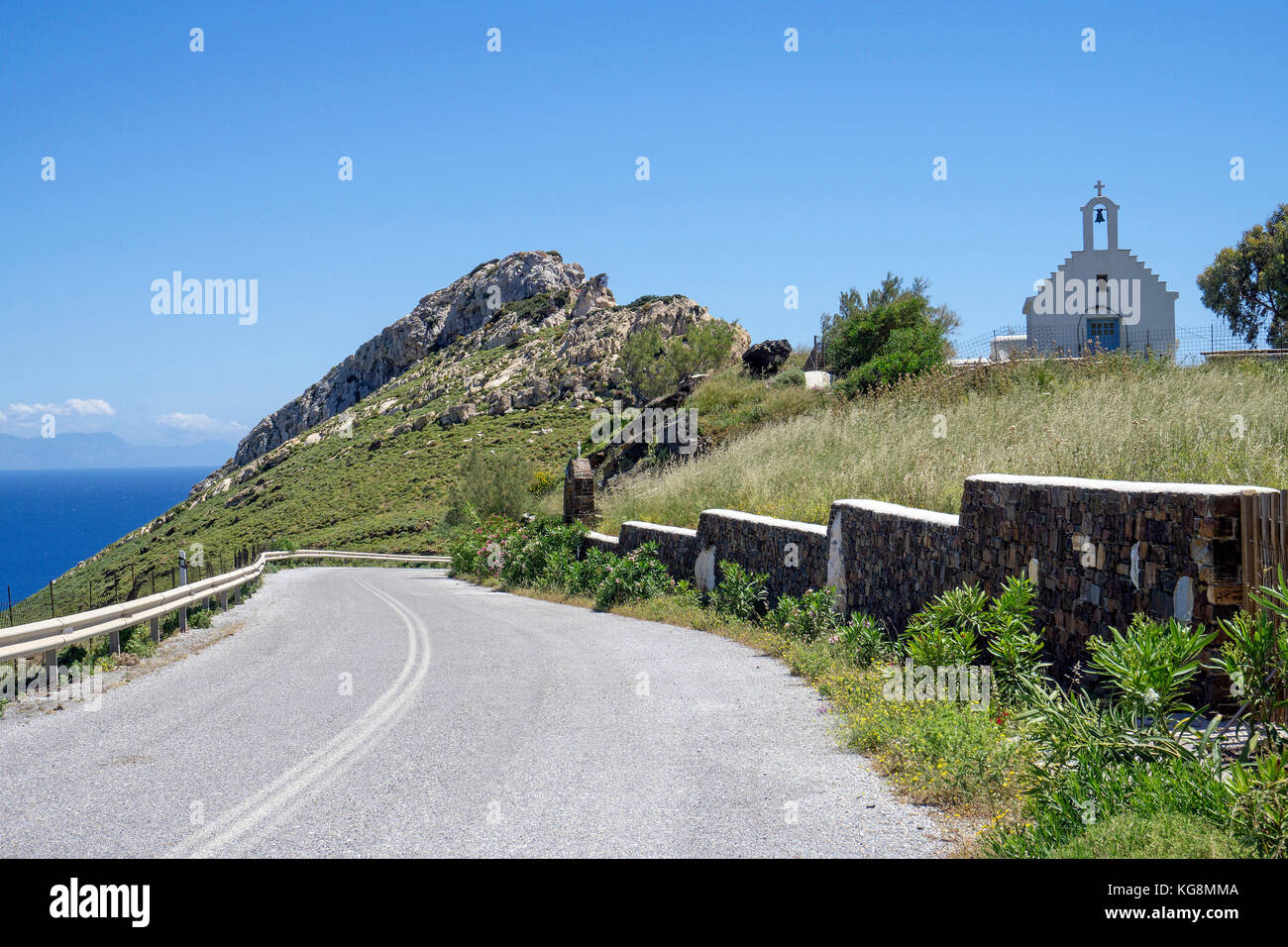 Petite chapelle orthodoxe à côte de la route du petit village de pêcheurs Apollonas, côté nord de l'île de Naxos, Cyclades, Mer Égée, Grèce Banque D'Images