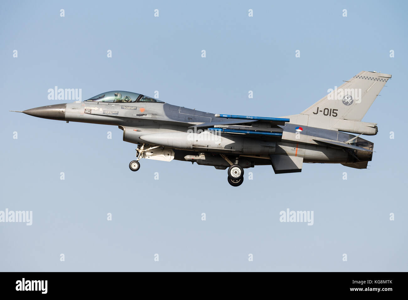 Un jet de combat F-16 de la Royal Netherlands Air Force est prêt à atterrir sur la base aérienne de Kleine Brogel en Belgique. Banque D'Images