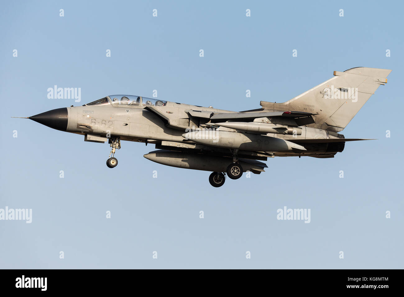 Un avion de combat Panavia Tornado de la 6° Stormo escadron de l'Armée de l'air italienne est prêt à atterrir sur la base aérienne de Kleine Brogel en Belgique. Banque D'Images