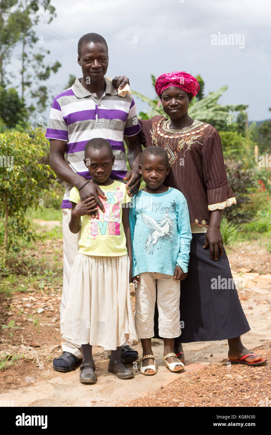 Une famille ougandaise composé d'un père et une mère et deux filles Banque D'Images