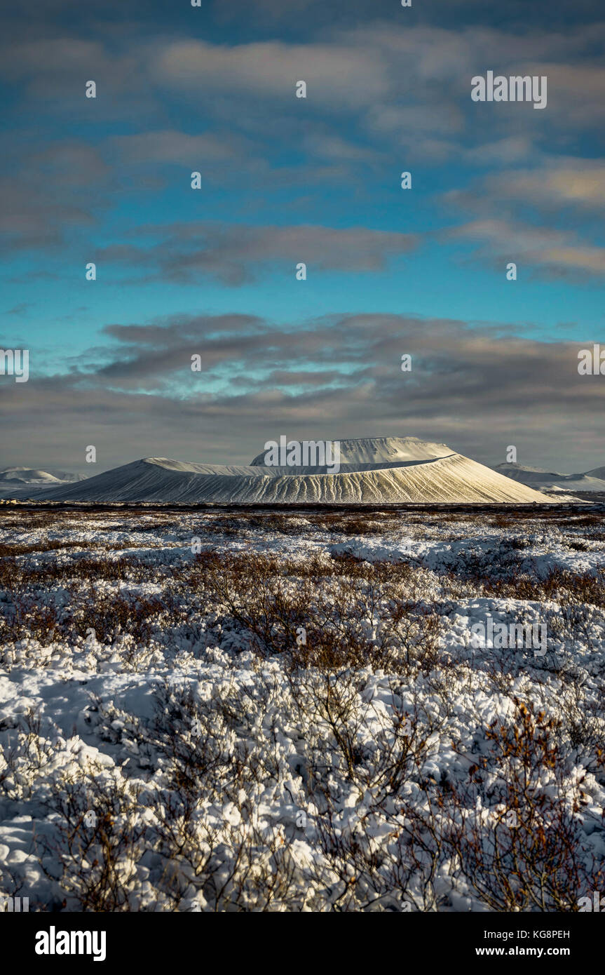Paysage de Noël avec des sommets enneigés du volcan Hverfjall et refl Banque D'Images