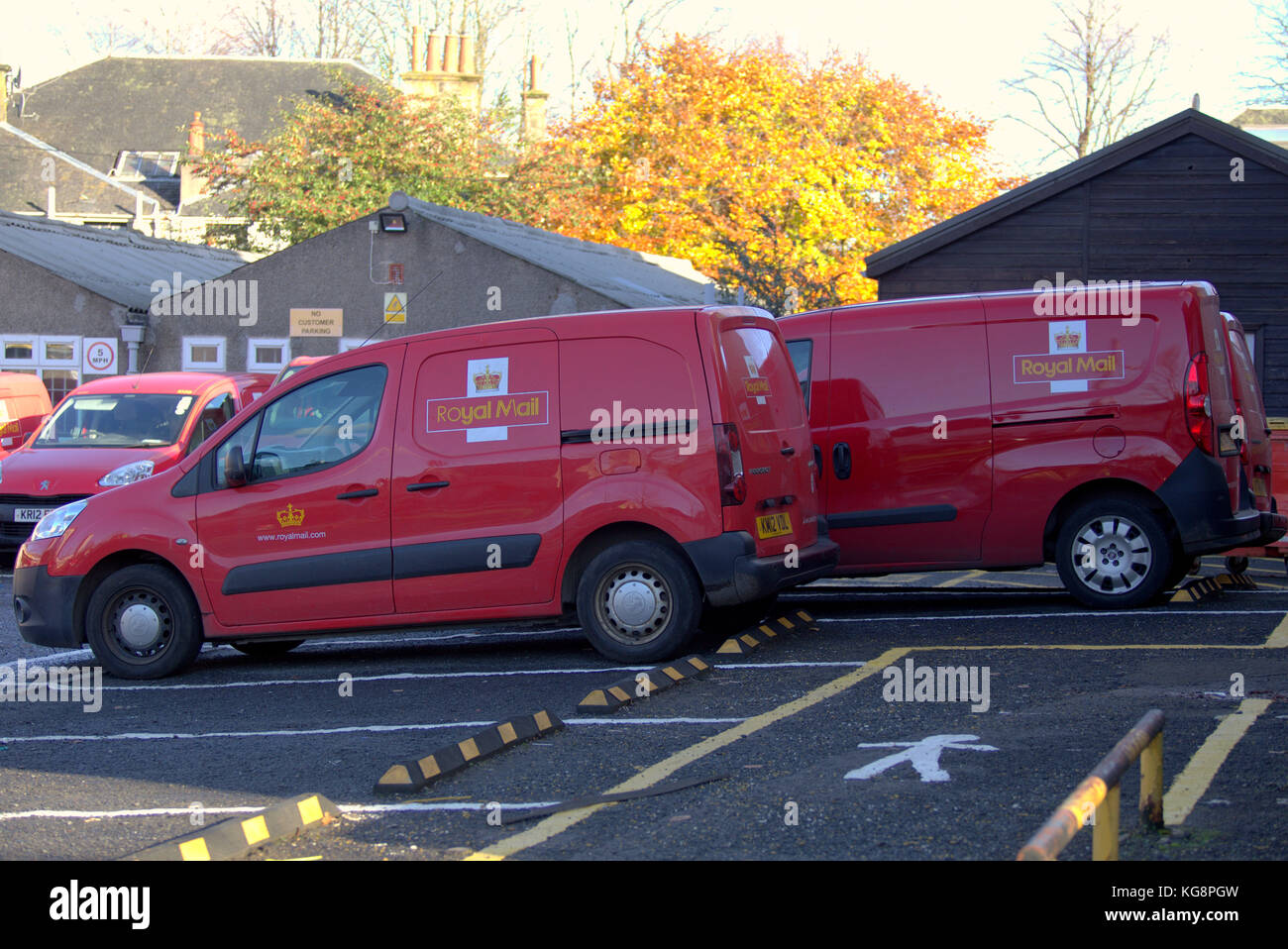 Royal Mail post office depot et fourgonnettes de livraison Livraison glasgow anniesland bureau rouge logo voitures garées comme des conditions de grève Banque D'Images