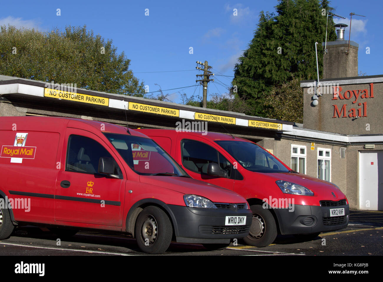 Royal Mail post office depot et fourgonnettes de livraison Livraison glasgow anniesland bureau rouge logo voitures garées comme des conditions de grève Banque D'Images