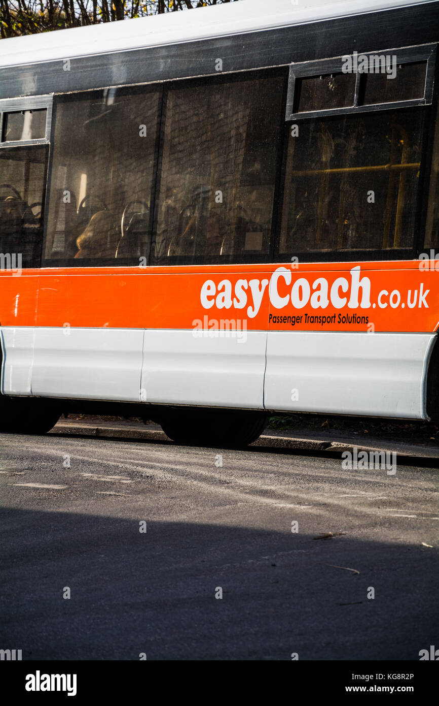 Le bus 436 à Shrewsbury Bridgnorth. La route a été récemment acquis par easyCoach (easyBus). Much Wenlock, Shropshire, Angleterre Banque D'Images