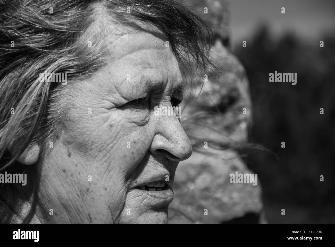Une franche (raw) Portrait d'une femme âgée, les cheveux au vent. Le Shropshire, au Royaume-Uni. Banque D'Images