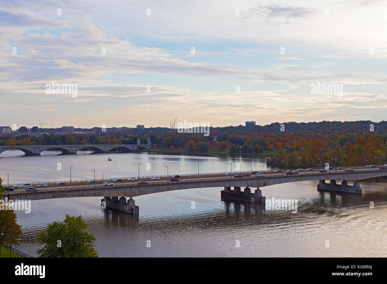 Theodore Roosevelt bridge et Arlington memorial bridge au coucher du soleil à Washington DC, USA. automne panorama capital nous le long de la rivière Potomac. Banque D'Images