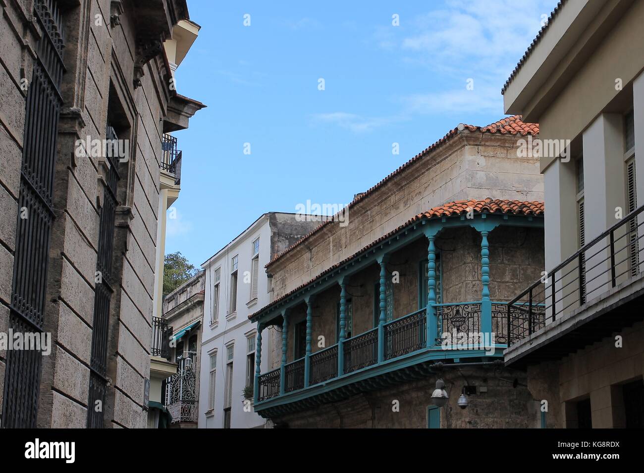 À la ville le long de la cime des vieux, des bâtiments de style néo-classique, La Havane, Cuba. Banque D'Images