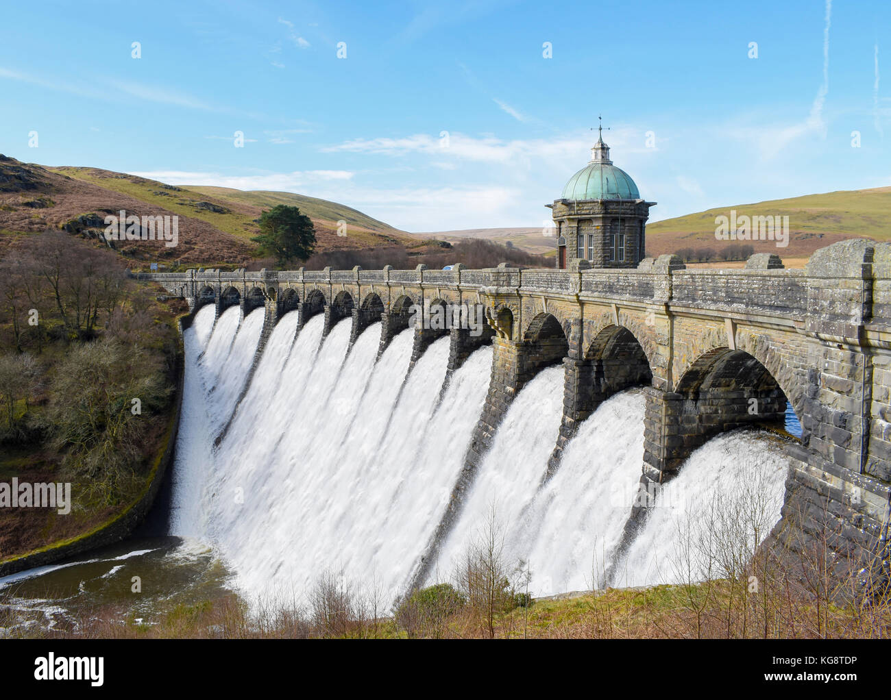 L'eau cascadant craig goch dam, l'un des 6 barrages dans la vallée de l'elan, le Pays de Galles. Banque D'Images