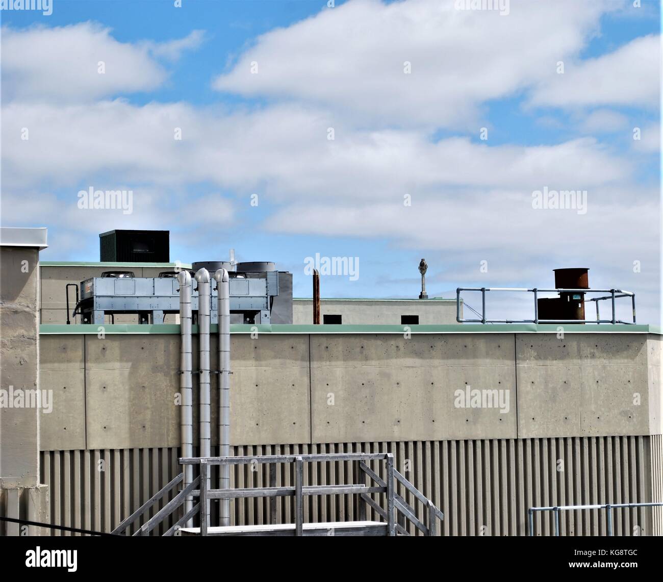 Vue sur le toit du bâtiment industriel, montrant les conduites, de la climatisation et d'autres équipements. Banque D'Images