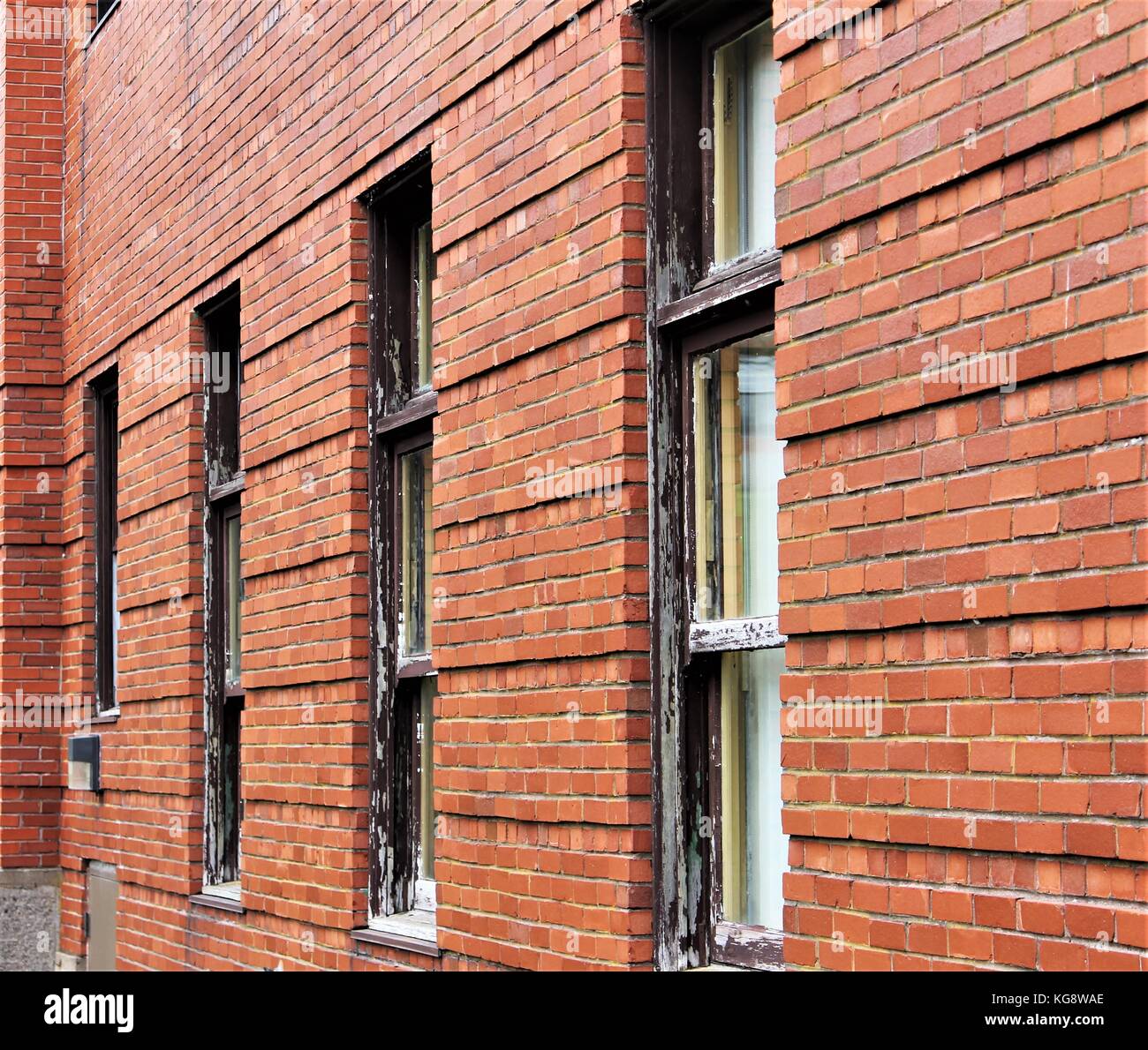 Ossature de bois à l'ancienne windows en mur de brique rouge. Banque D'Images