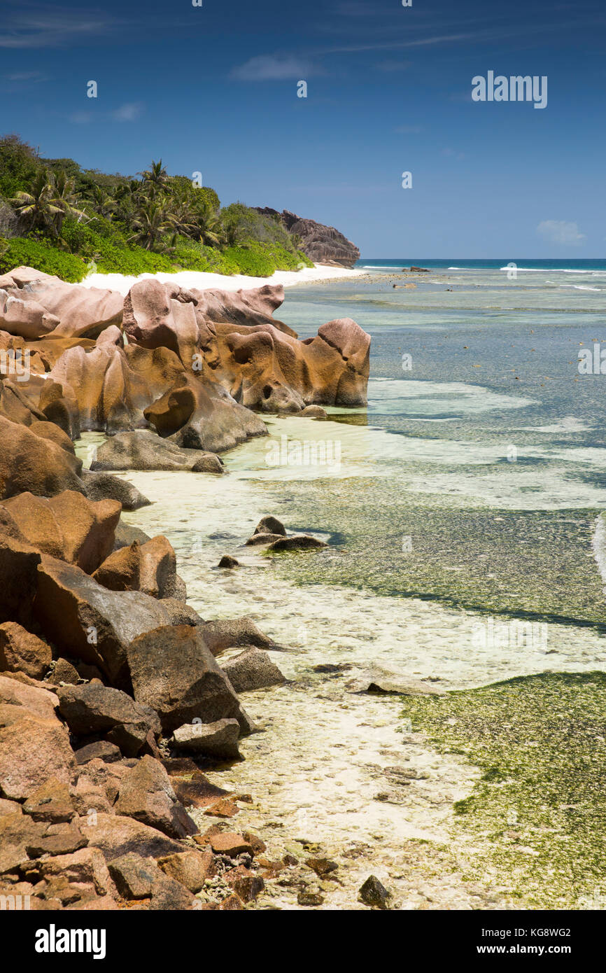 Les Seychelles, La Digue, Anse Formis, côte est, côte rocheuse, plage et lagon peu profond Banque D'Images