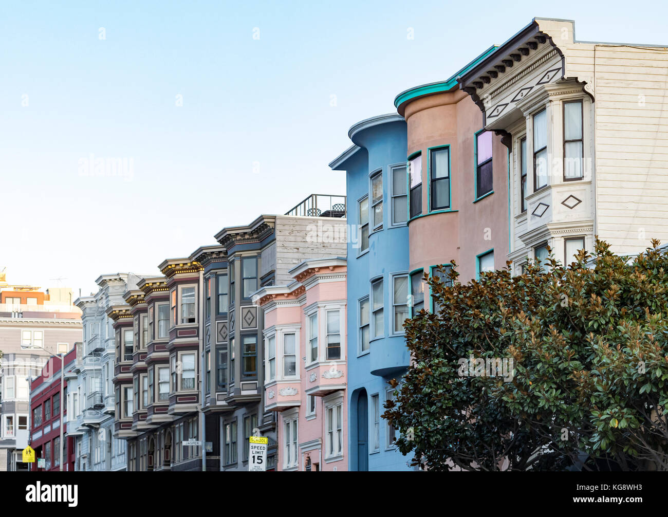 Rangée de bâtiments de couleur pastel historique avec classic bay windows sur Filbert Street à San Francisco, Californie Banque D'Images