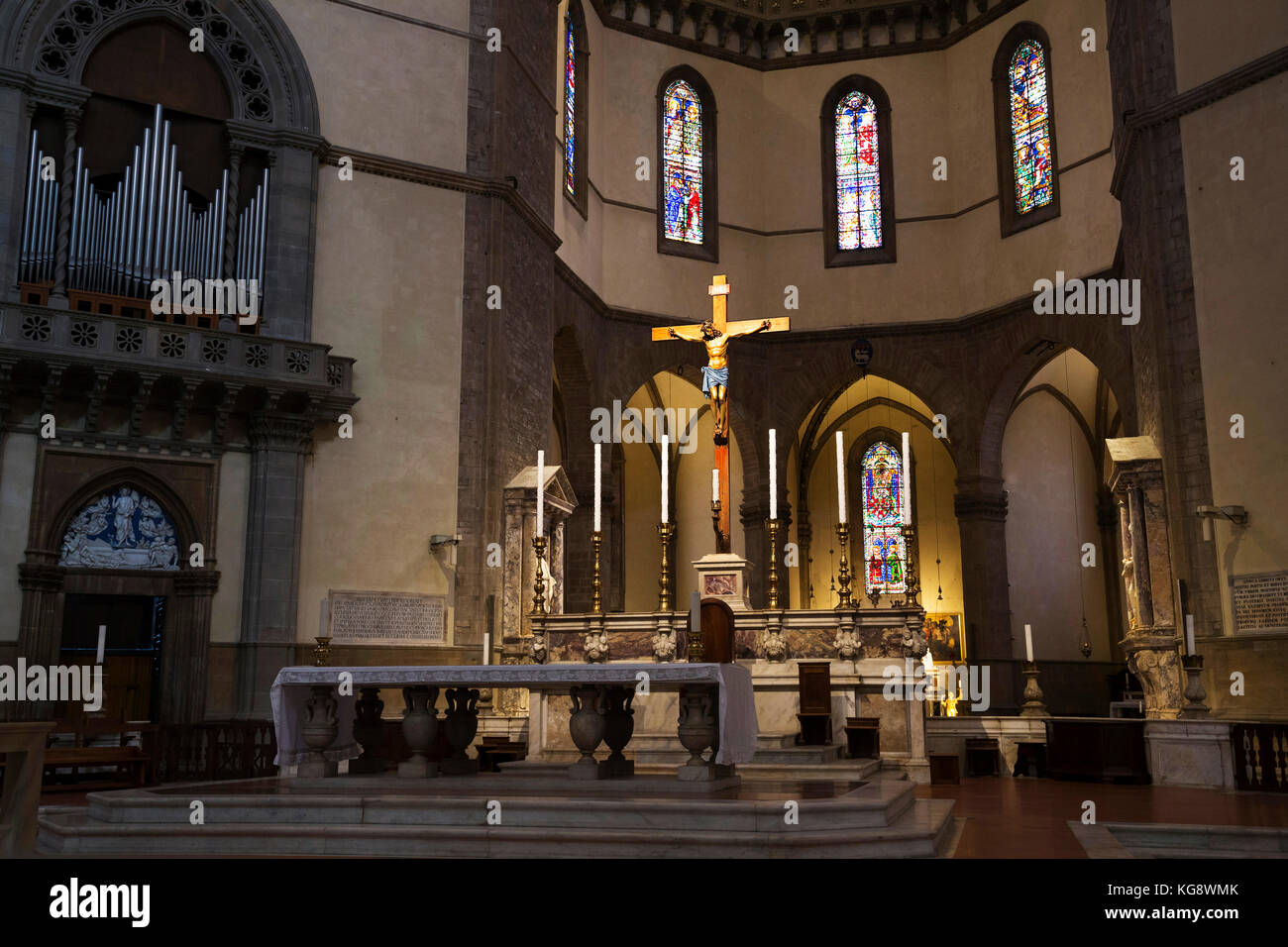Intérieur de la cathédrale de Florence - Cattedrale di Santa Maria del Fiore montrant l'autel, crucifix et vitraux Banque D'Images