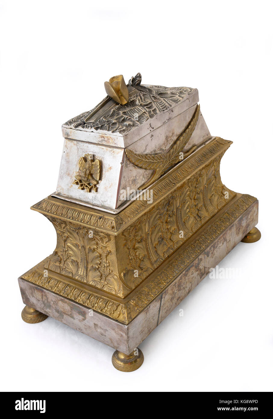 Vintage style rocaille français en forme de tombeau de Napoléon à Paris. France. 1830. Chemin sur fond blanc. Banque D'Images