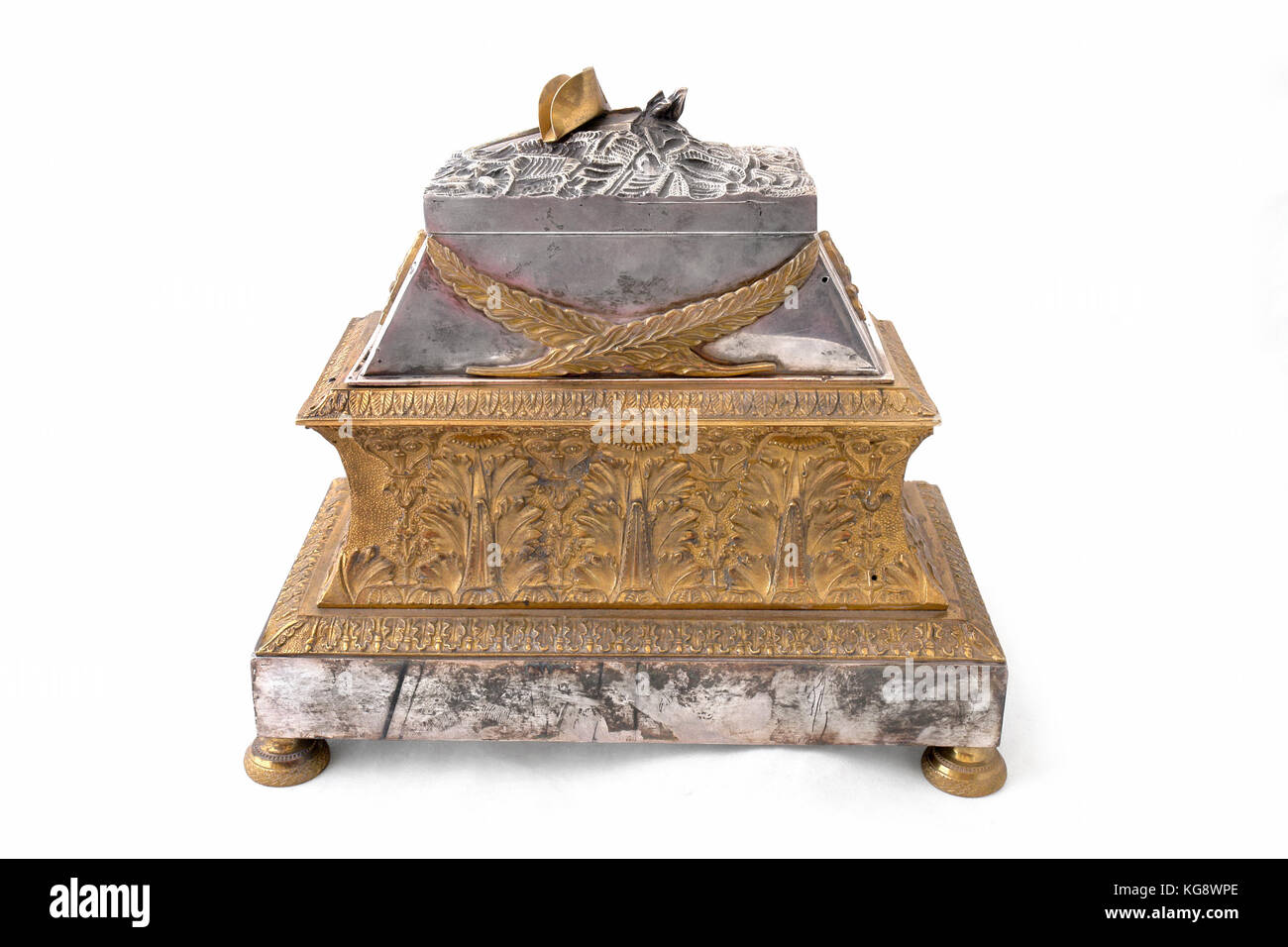 Vintage style rocaille français en forme de tombeau de Napoléon à Paris. France. 1830. Chemin sur fond blanc. Banque D'Images