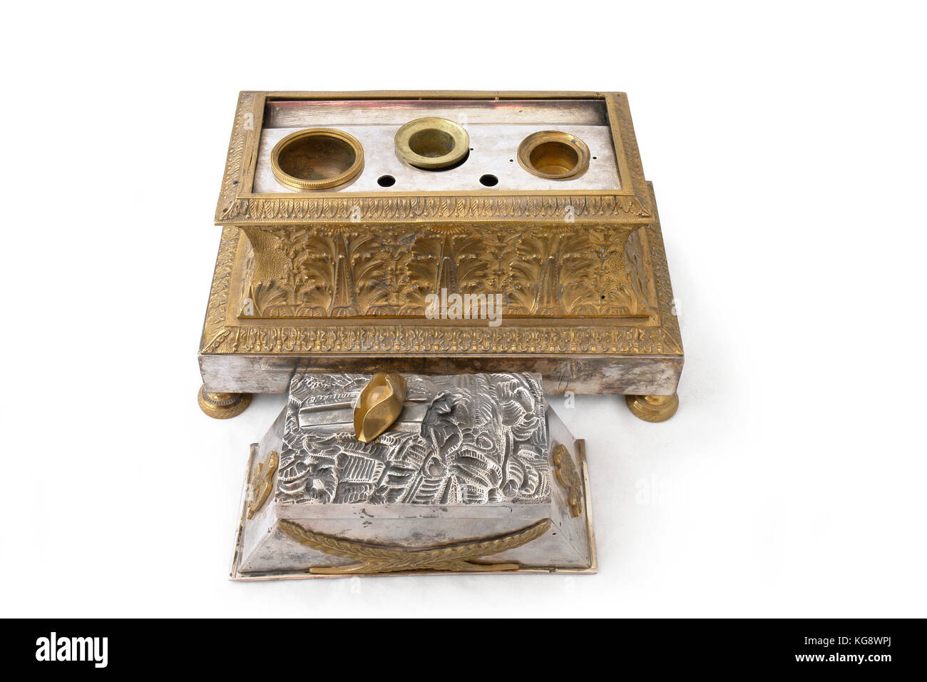 Vintage style rocaille français en forme de tombeau de Napoléon à Paris. France. 1830. Chemin sur fond blanc. Banque D'Images