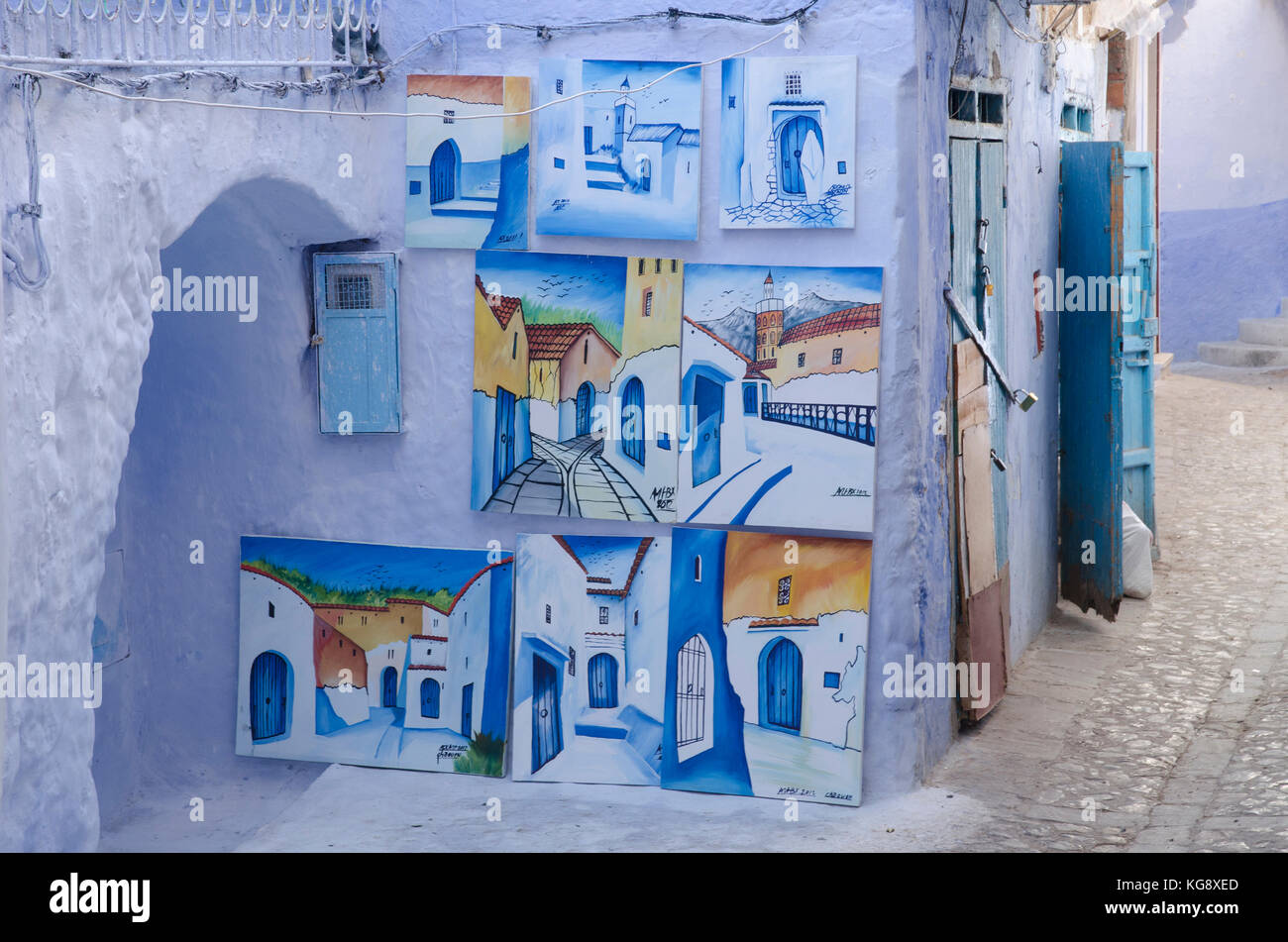 Affiche des peintures dans la médina de Chefchaouen, Maroc Banque D'Images