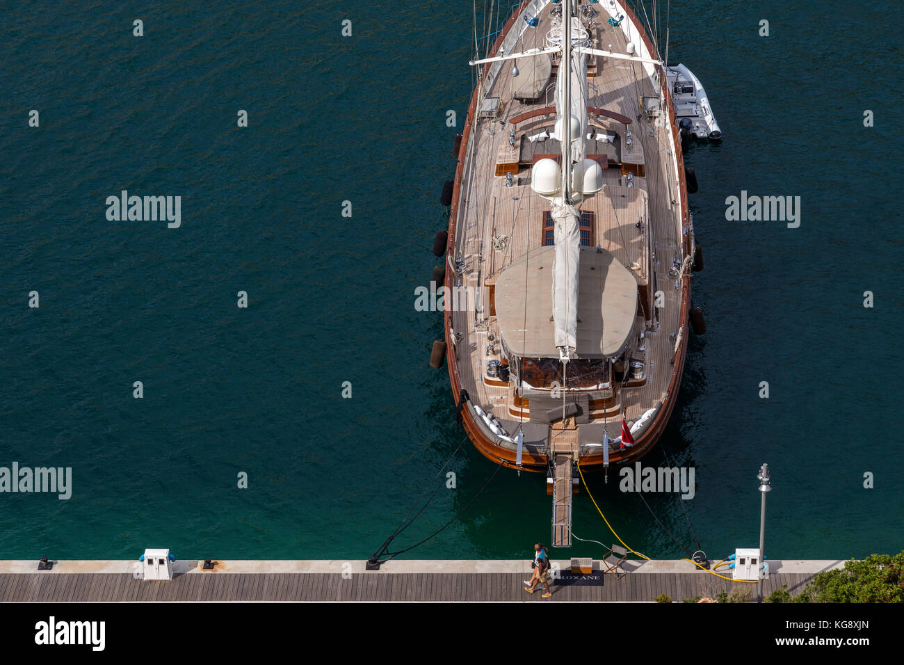 Vue aérienne d'un super yacht appelé Roxane amarré dans le port de Bonifacio Banque D'Images