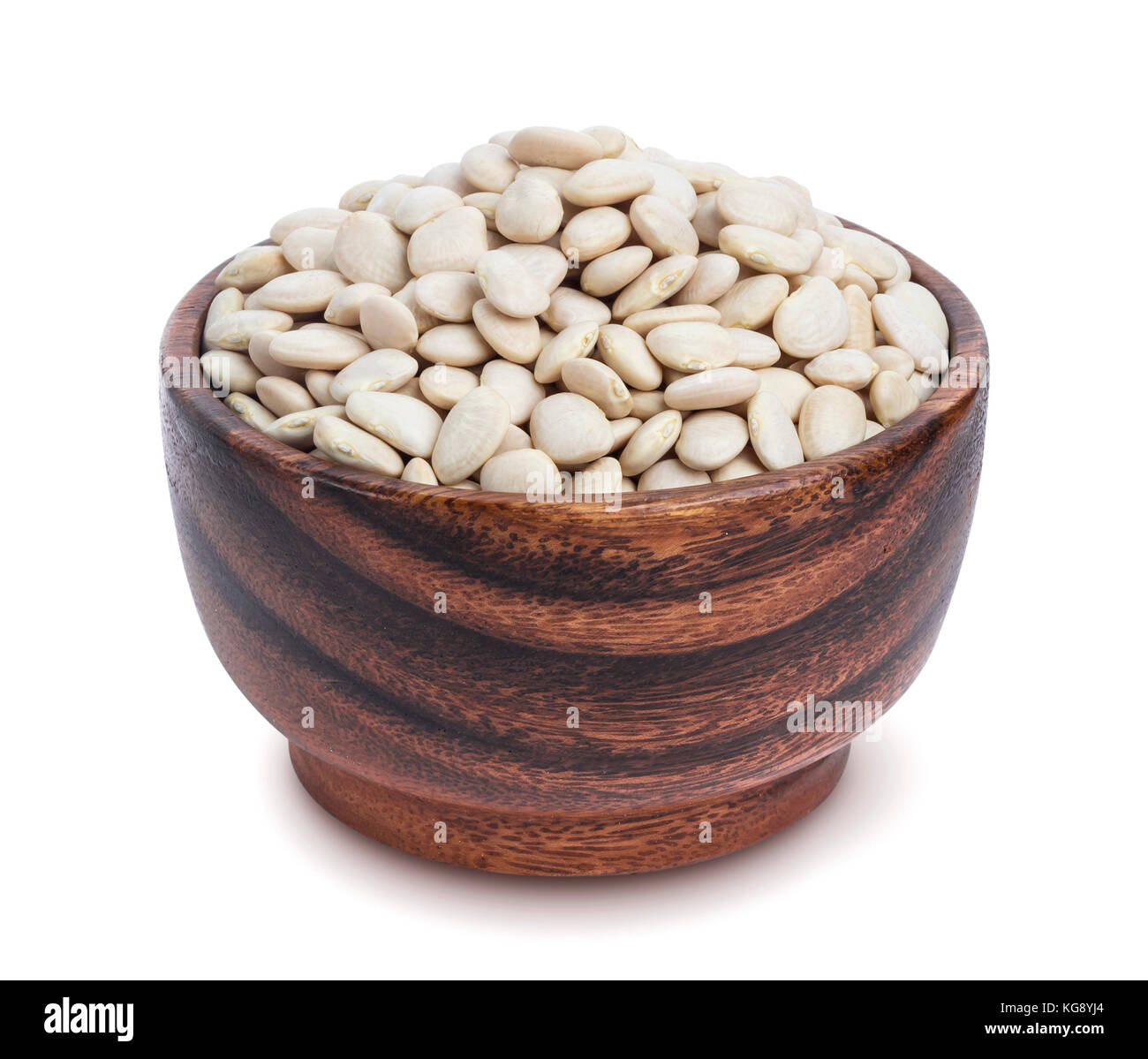 Les haricots blancs en bol en bois isolé sur fond blanc Banque D'Images