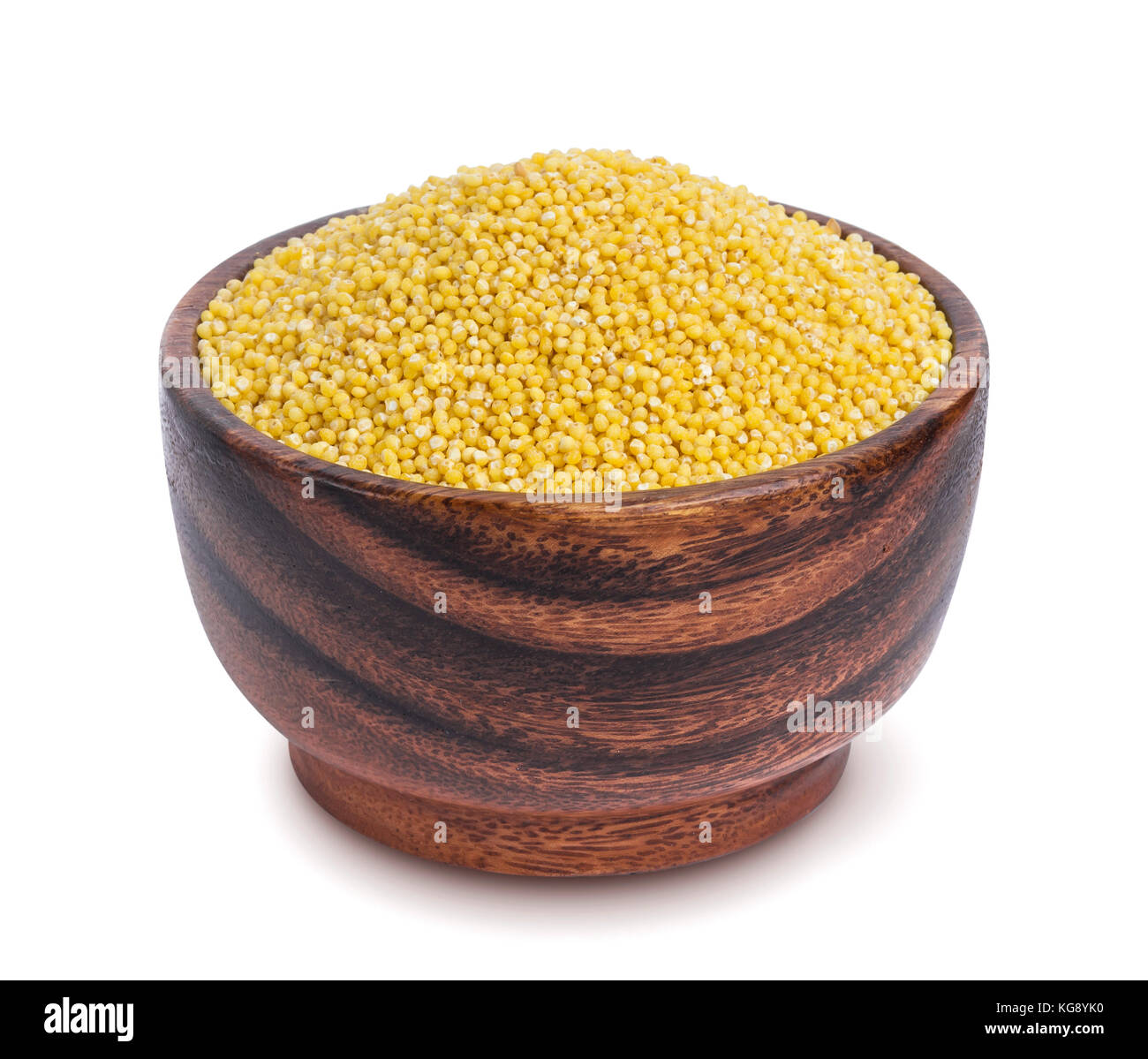 Millet dans bol en bois isolé sur fond blanc Banque D'Images