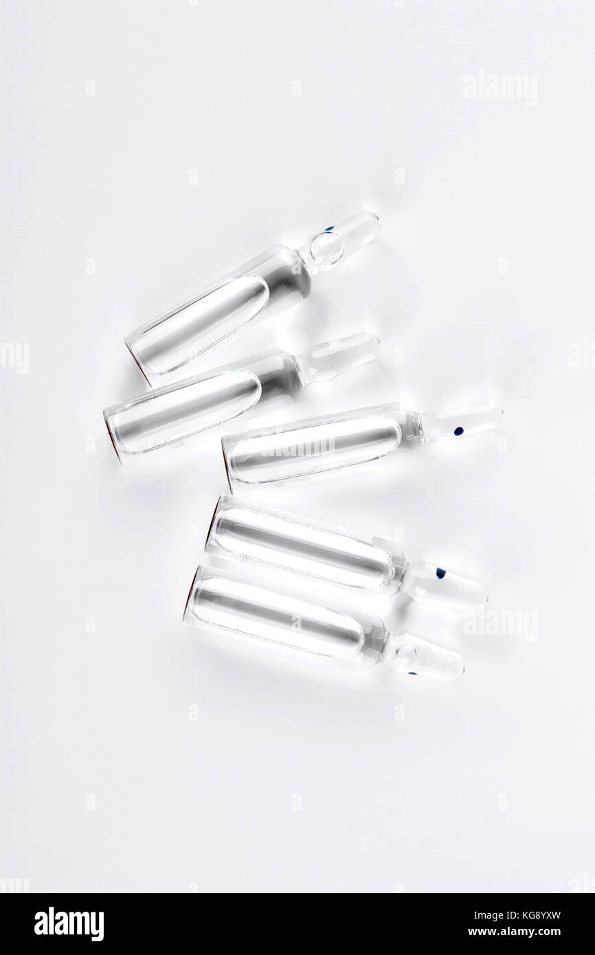 Ampoules médicale transparente avec un liquide. Banque D'Images