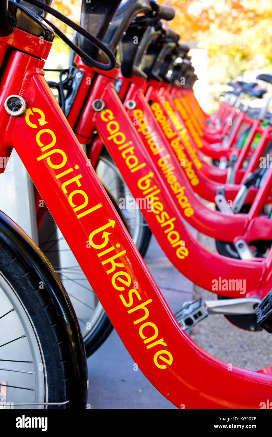 Support à bicyclettes Bikeshare Capital avec une rangée de vélos de location rouge à Washington, DC, United States of America, USA. Banque D'Images