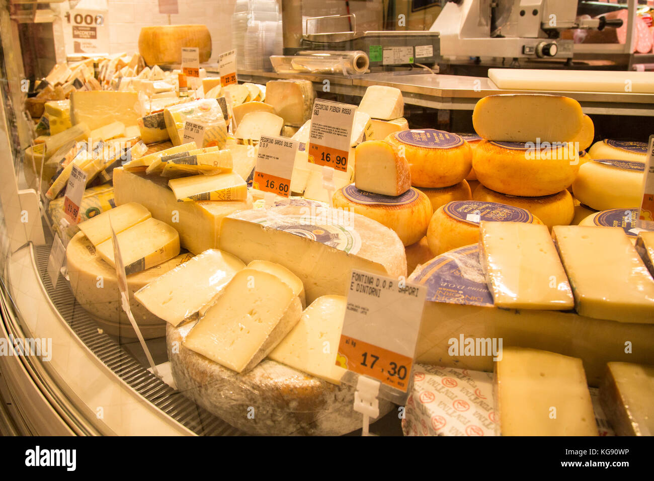 Sélection de fromages à l'écran dans une épicerie deli local à Florence Banque D'Images