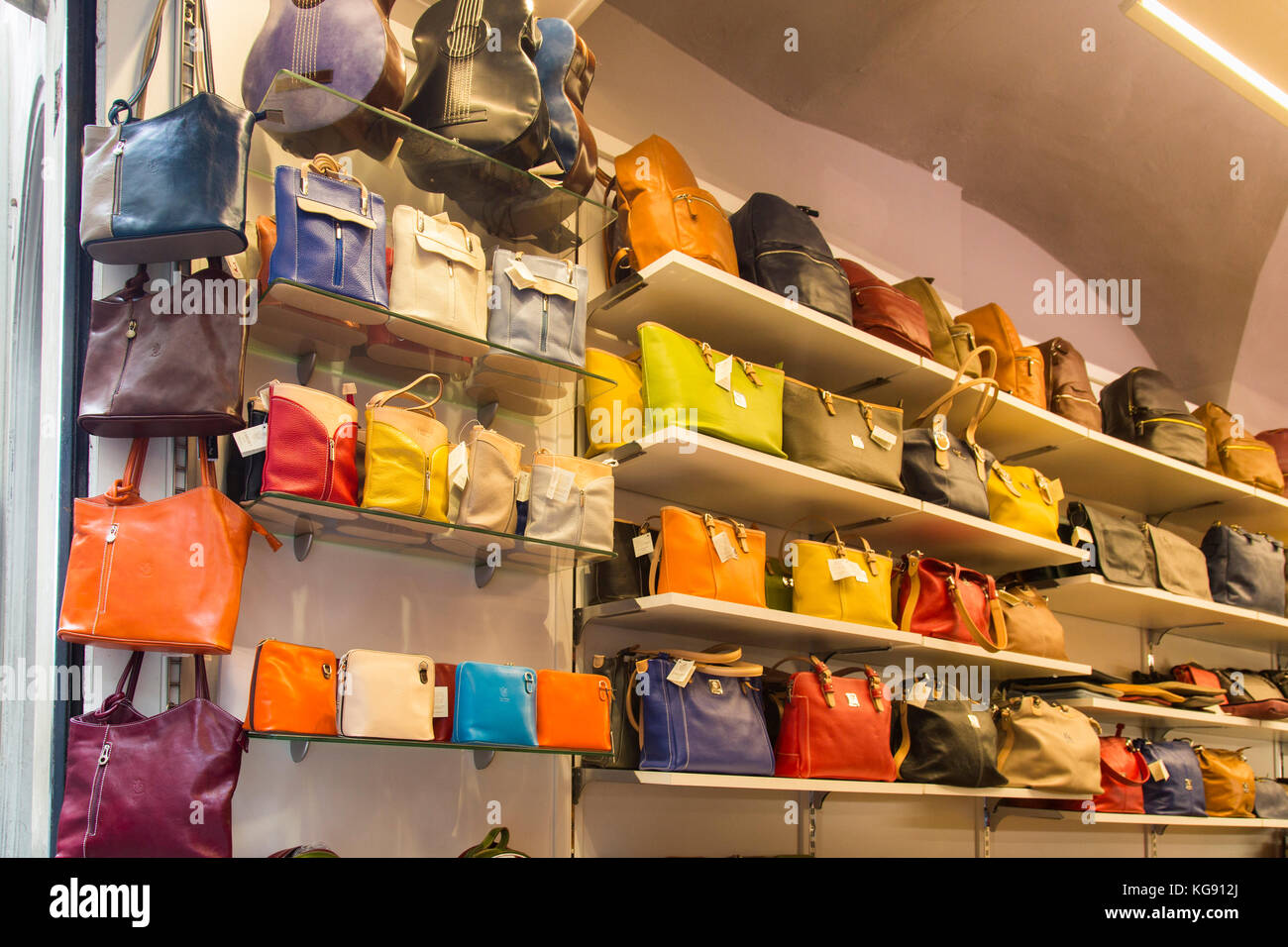 Sacs à main en cuir en exposition dans un magasin - maroquinerie sont l'un  des speicalities à Florence Photo Stock - Alamy