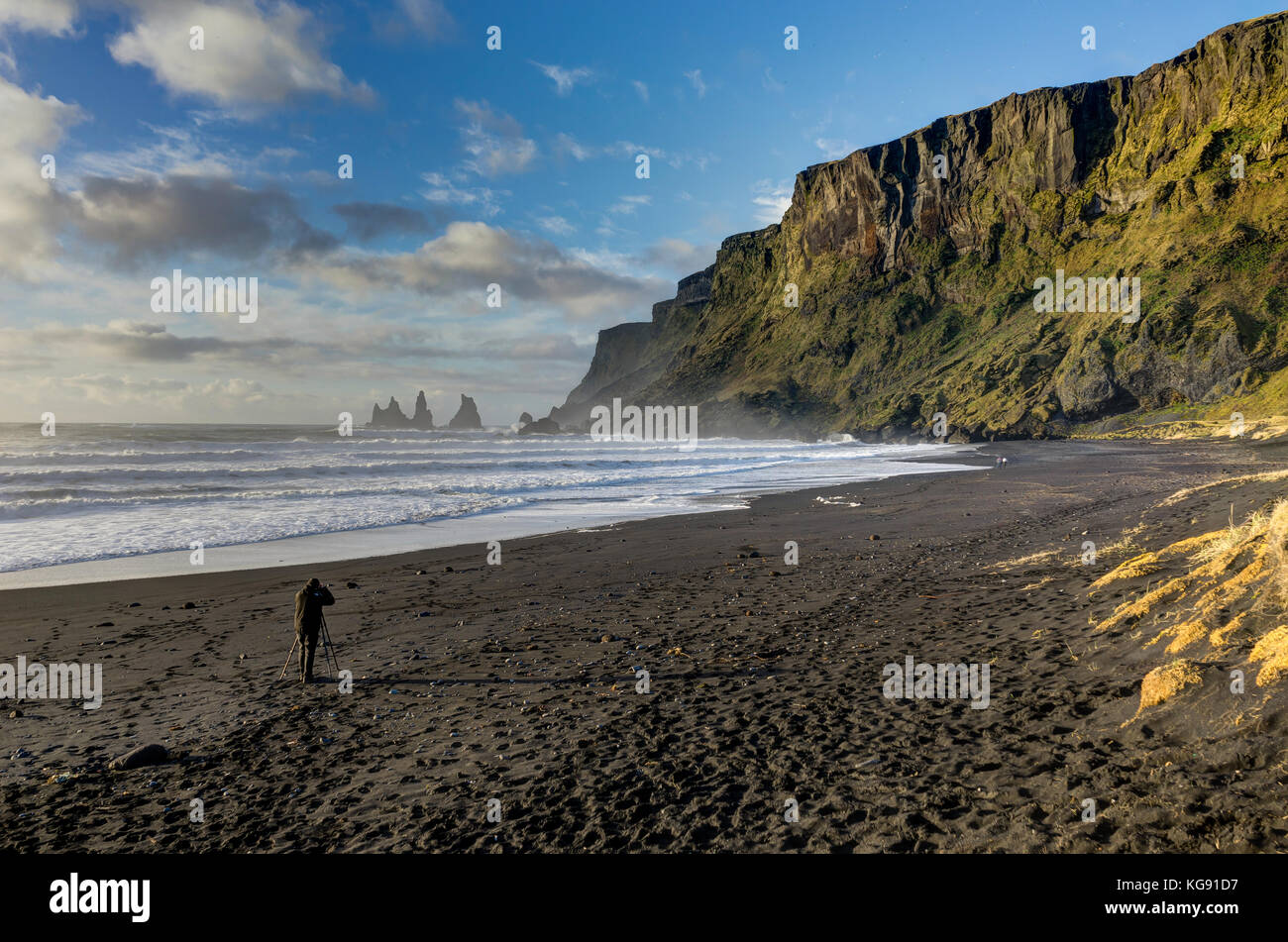 Photographe à Plage Noire et mer-cheminées de Vik l'Islande avec m Banque D'Images