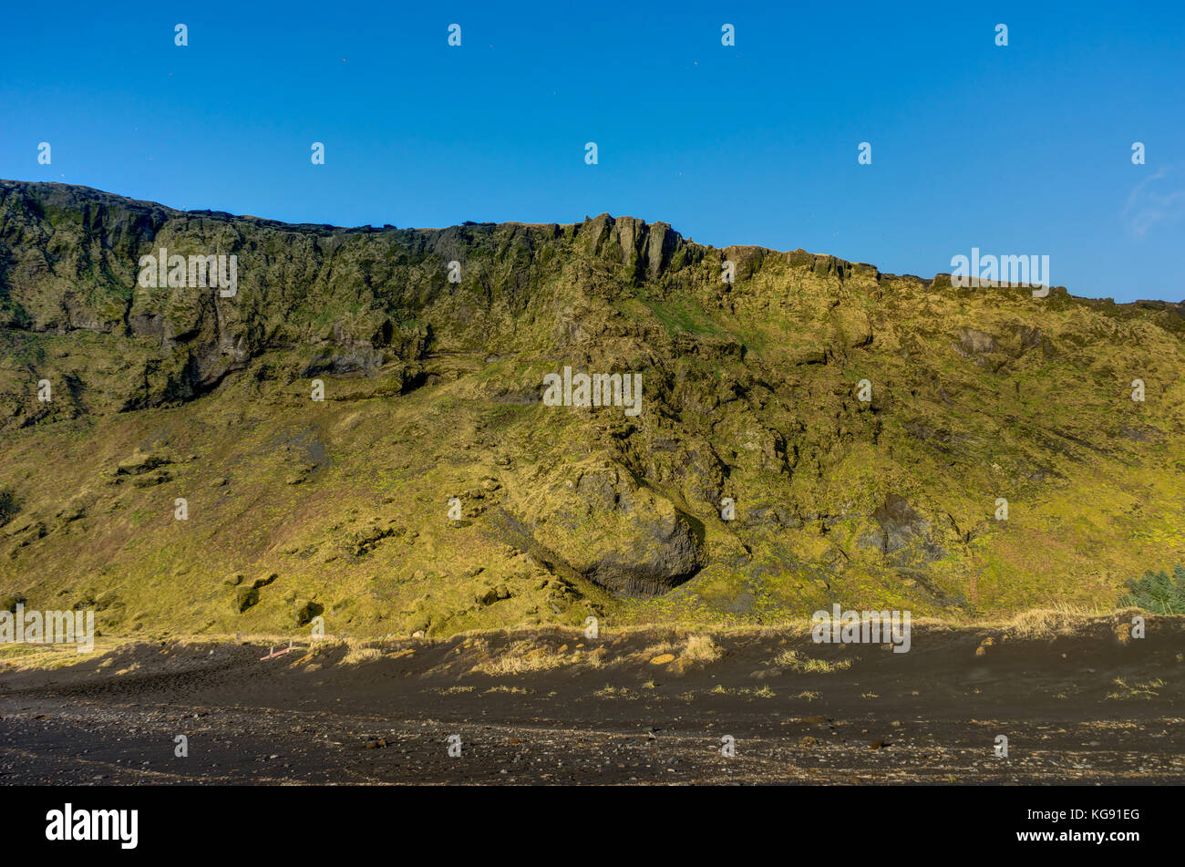 Vue paysage avec ciel bleu et nuages dans l'Islande Vik Banque D'Images