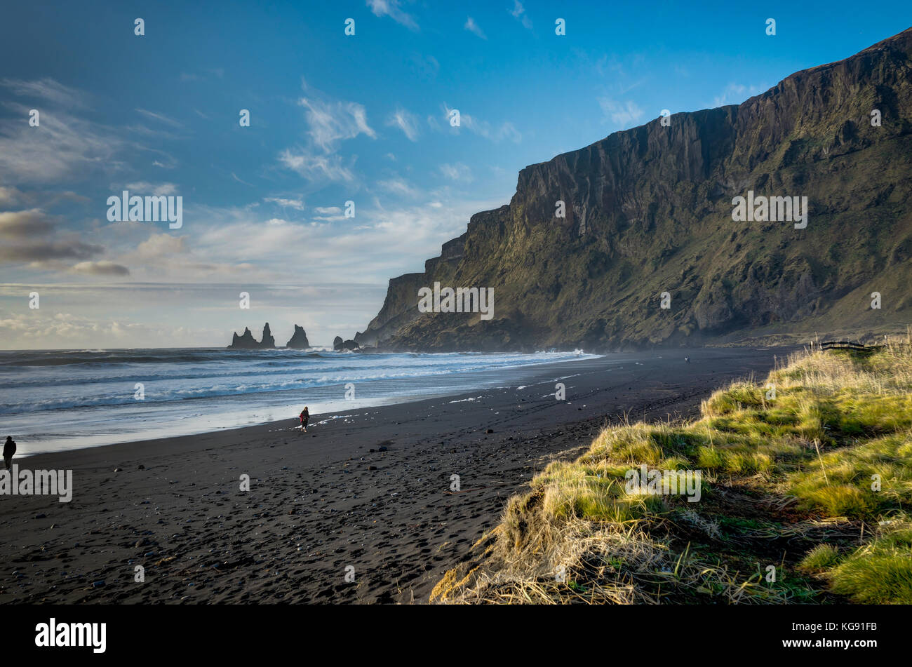 Personne touristiques à Black Beach et Sea-cheminées de Vik l'Islande avec Banque D'Images
