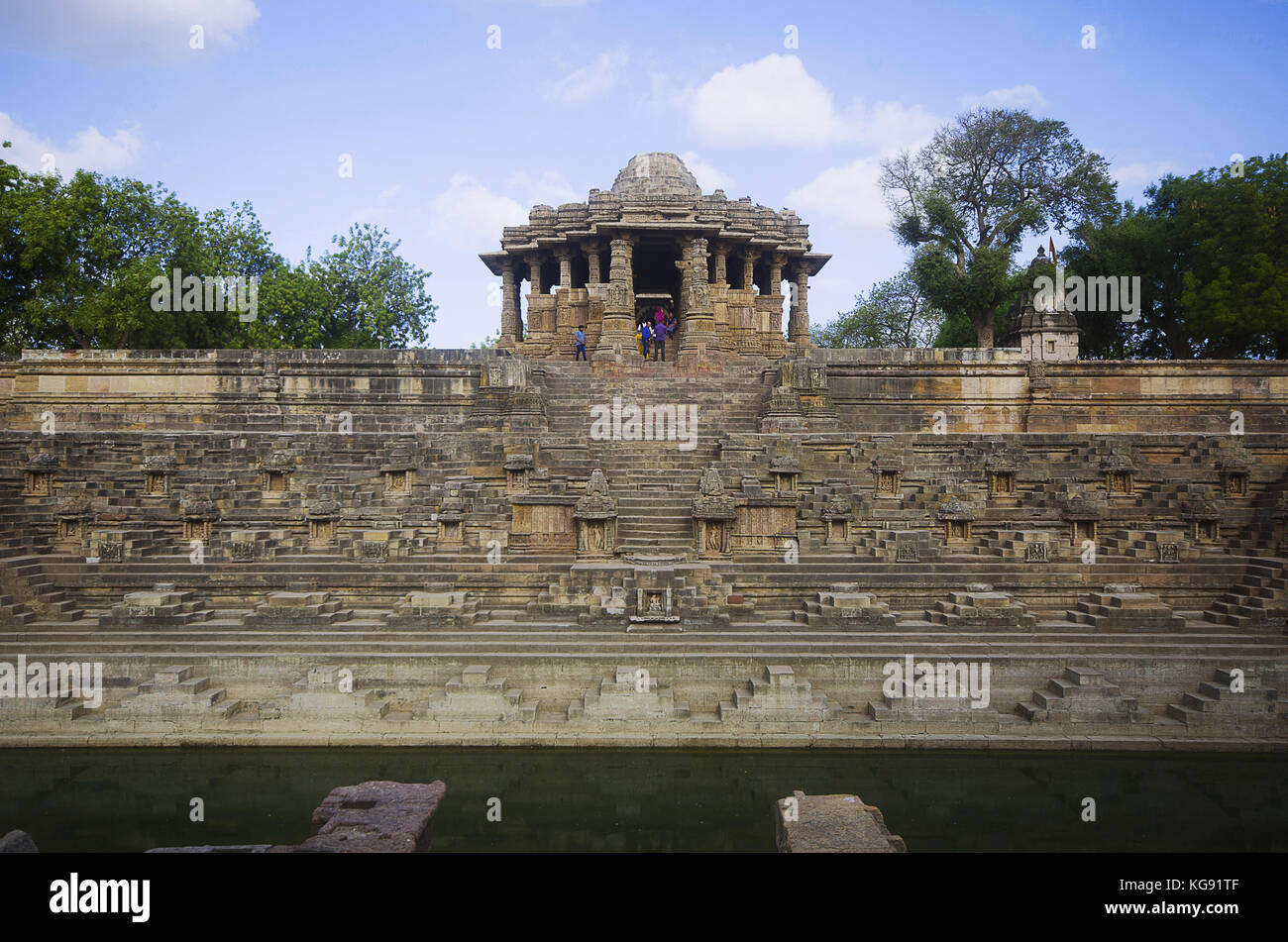 Vue extérieure du temple du soleil sur la rive de la rivière pushpavati. Construit en 1026 - 27 annonce pendant le règne de bhima i de la dynastie des chaulukya modhera. Banque D'Images