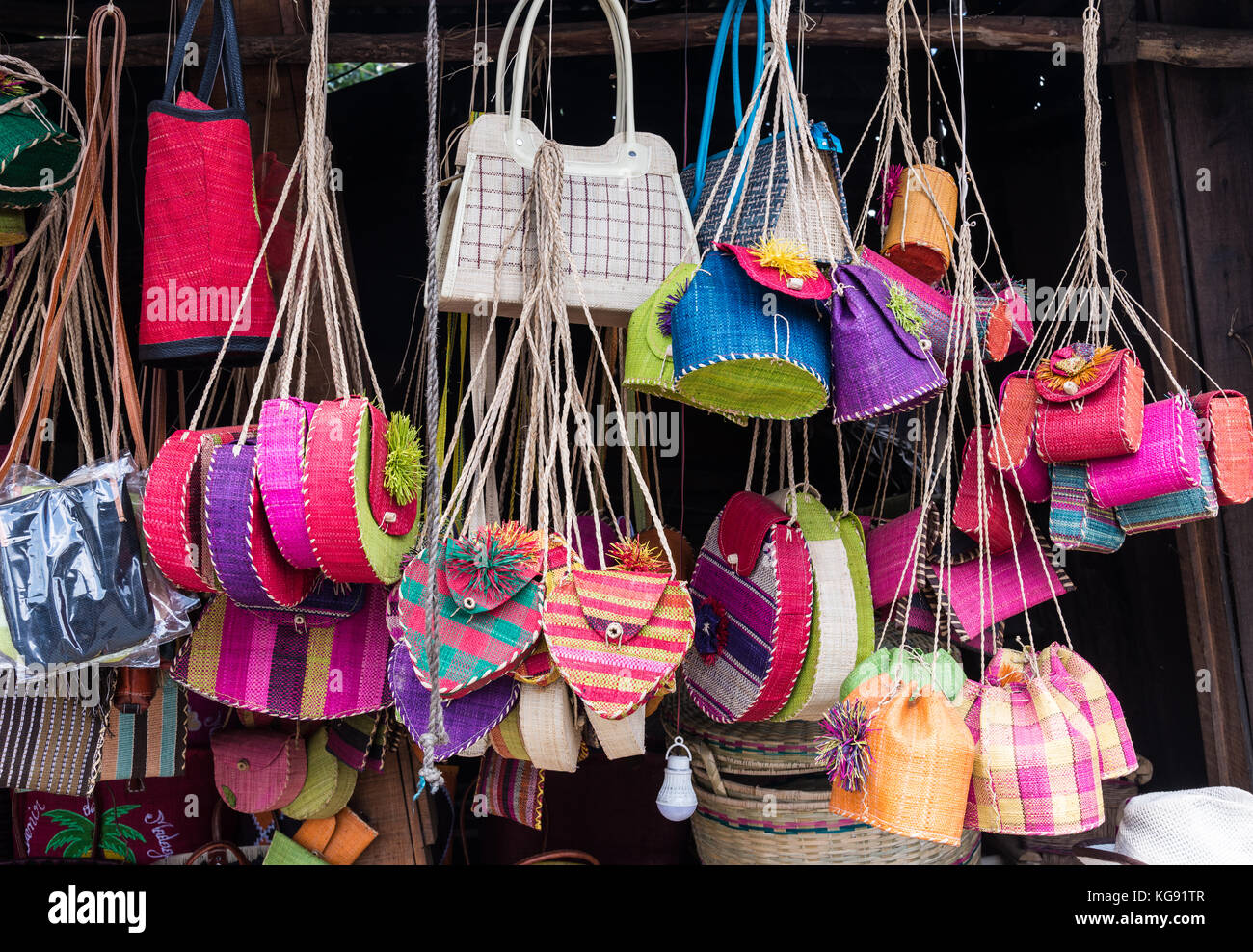 Colorful hand-made sacs et sacs à main pour la vente au marché local. Madagascar, Afrique. Banque D'Images