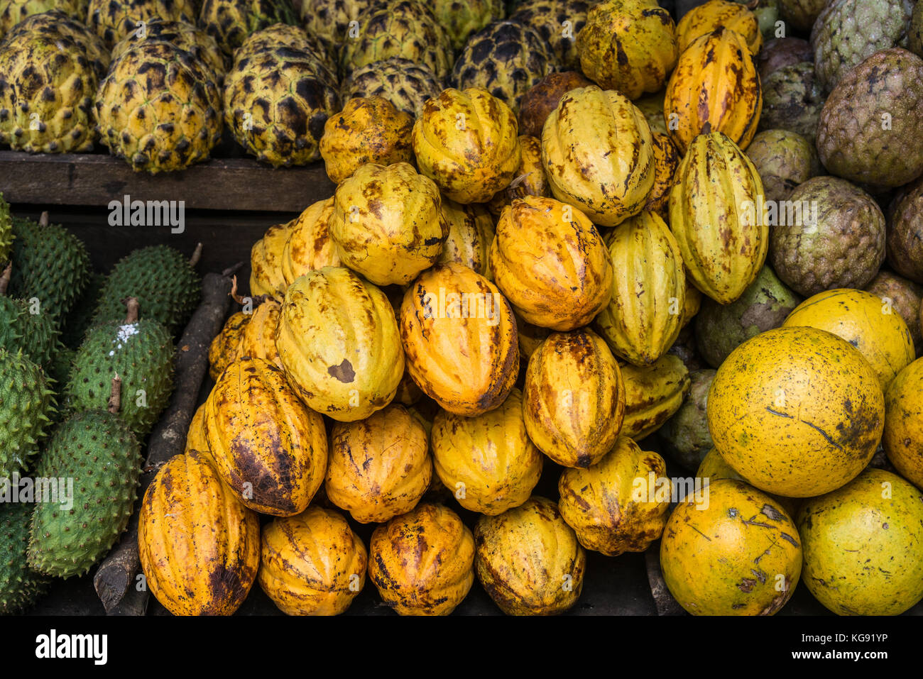 Variétés de cacao et de fruits frais en marché. Madagascar, Afrique. Banque D'Images