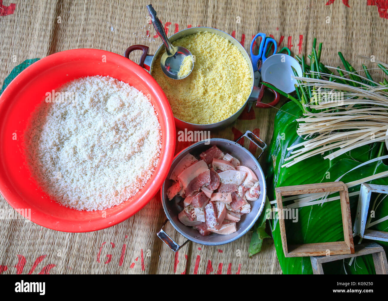 Décisions chung gâteau en mains libre, Chung gâteau est le plus important de la nouvelle année lunaire vietnamienne traditionnelle (TET). Banque D'Images