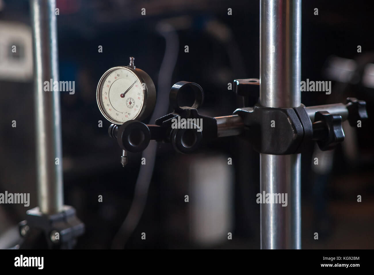 Close-up d'un réducteur et d'un capteur de pression sur un équipement moderne dans l'usine atelier industriel en arrière-plan, Vue de côté Banque D'Images