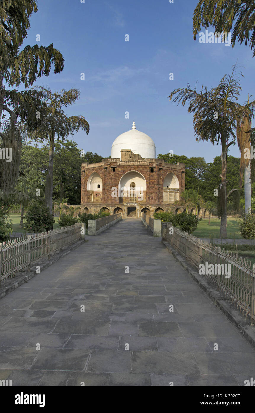 Vue extérieure d'Hazira maqbara, contient les tombes de Qutb-ud-Din Muhammad khan, précepteur de Salim, fils et successeur d'Akbar, Vadodara, Gujarat (Baroda), Banque D'Images