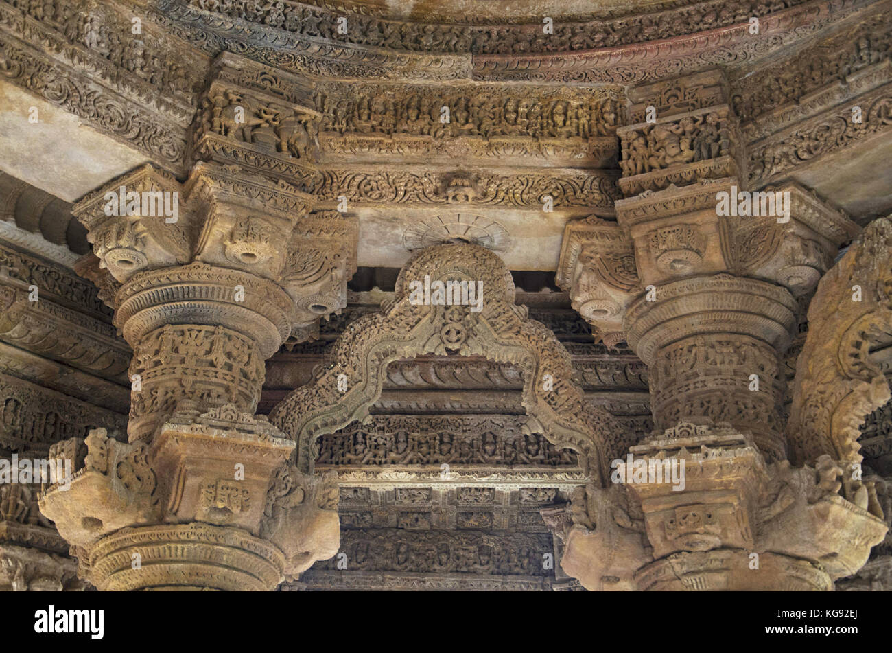 Piliers magnifiquement sculpté et le plafond du temple du soleil. Construit en 1026 - 27 annonce pendant le règne de bhima i de la dynastie, chaulukya modhera village Banque D'Images