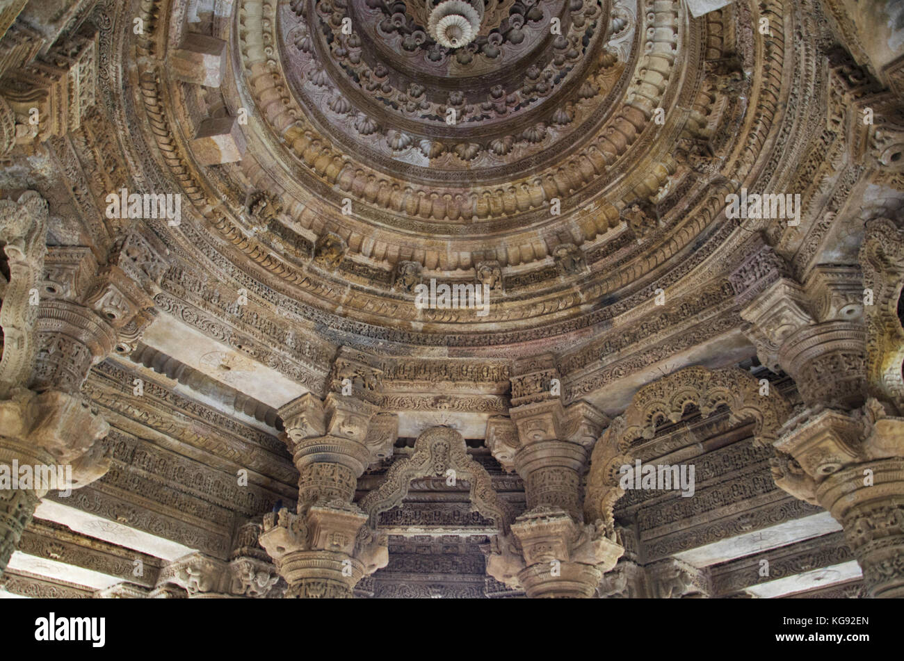 De plafond sculpté le temple du soleil. Construit en 1026 - 27 annonce pendant le règne de bhima i de la dynastie, chaulukya modhera village de mehsana district, guj Banque D'Images