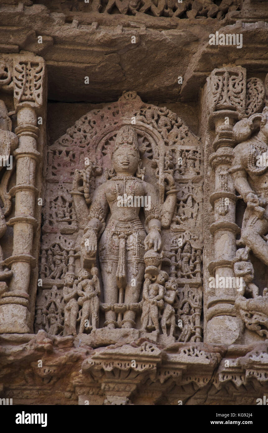 La pénitence de Parvati, mur intérieur de Rani ki Vav, , un cage construite sur les rives de la rivière Saraswati. Patan, Gujarat, Inde. Banque D'Images