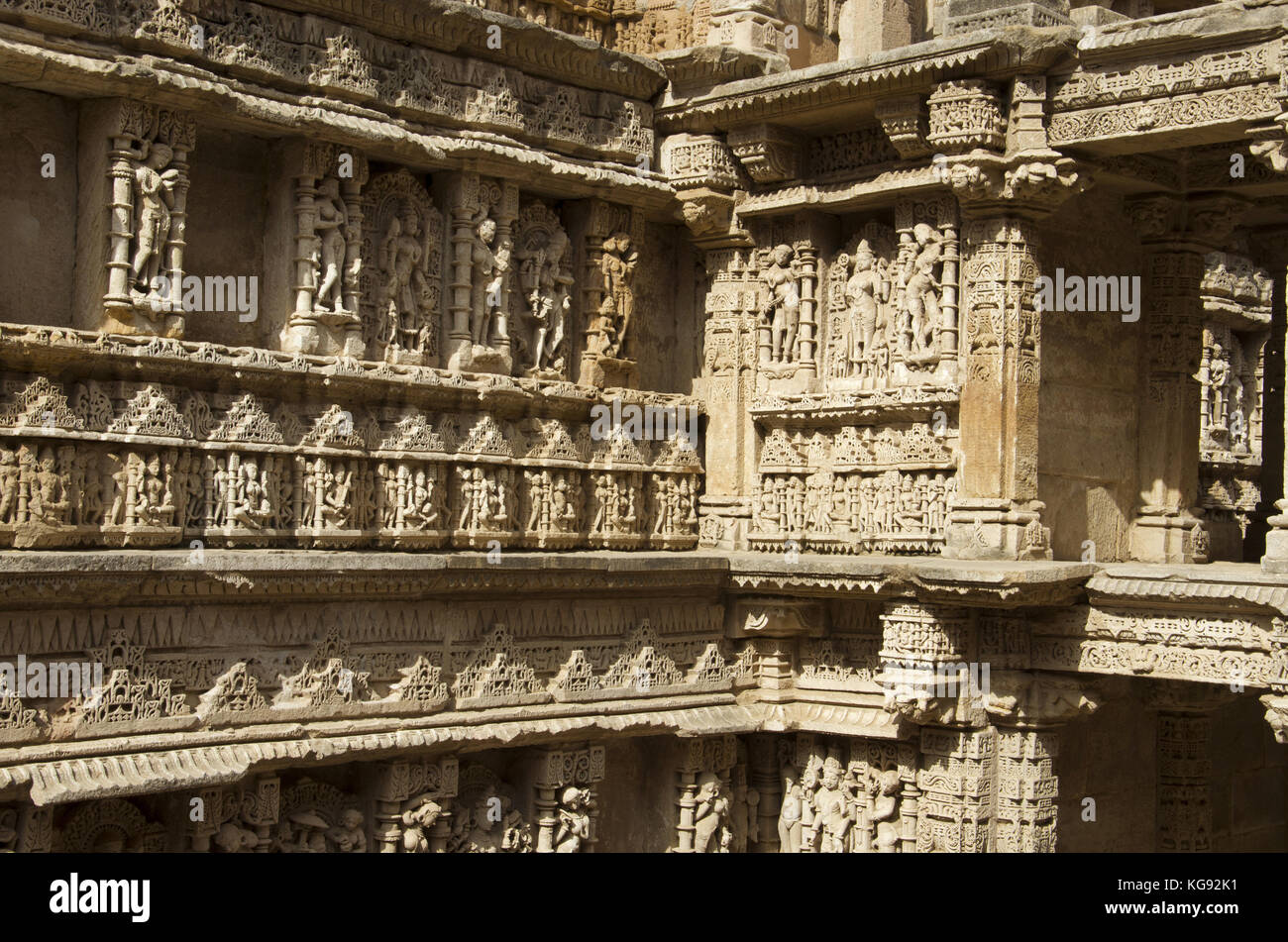 Les idoles sculptées sur le mur intérieur et de piliers de Rani ki Vav, une cage construite de façon complexe sur les rives de la rivière Saraswati. Patan, Gujarat, Inde Banque D'Images